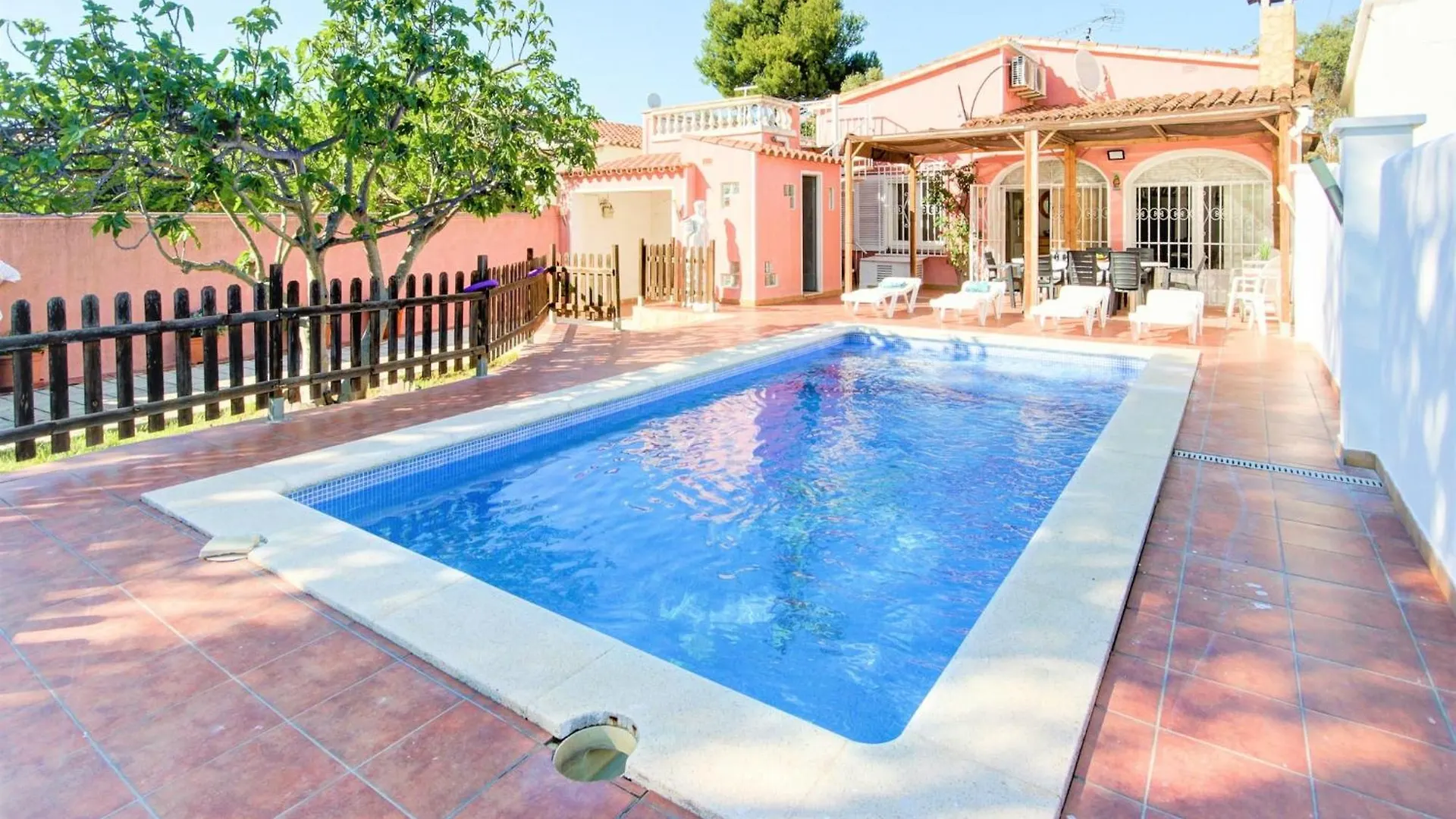 Tranquil Holiday Home With Pool Empuriabrava