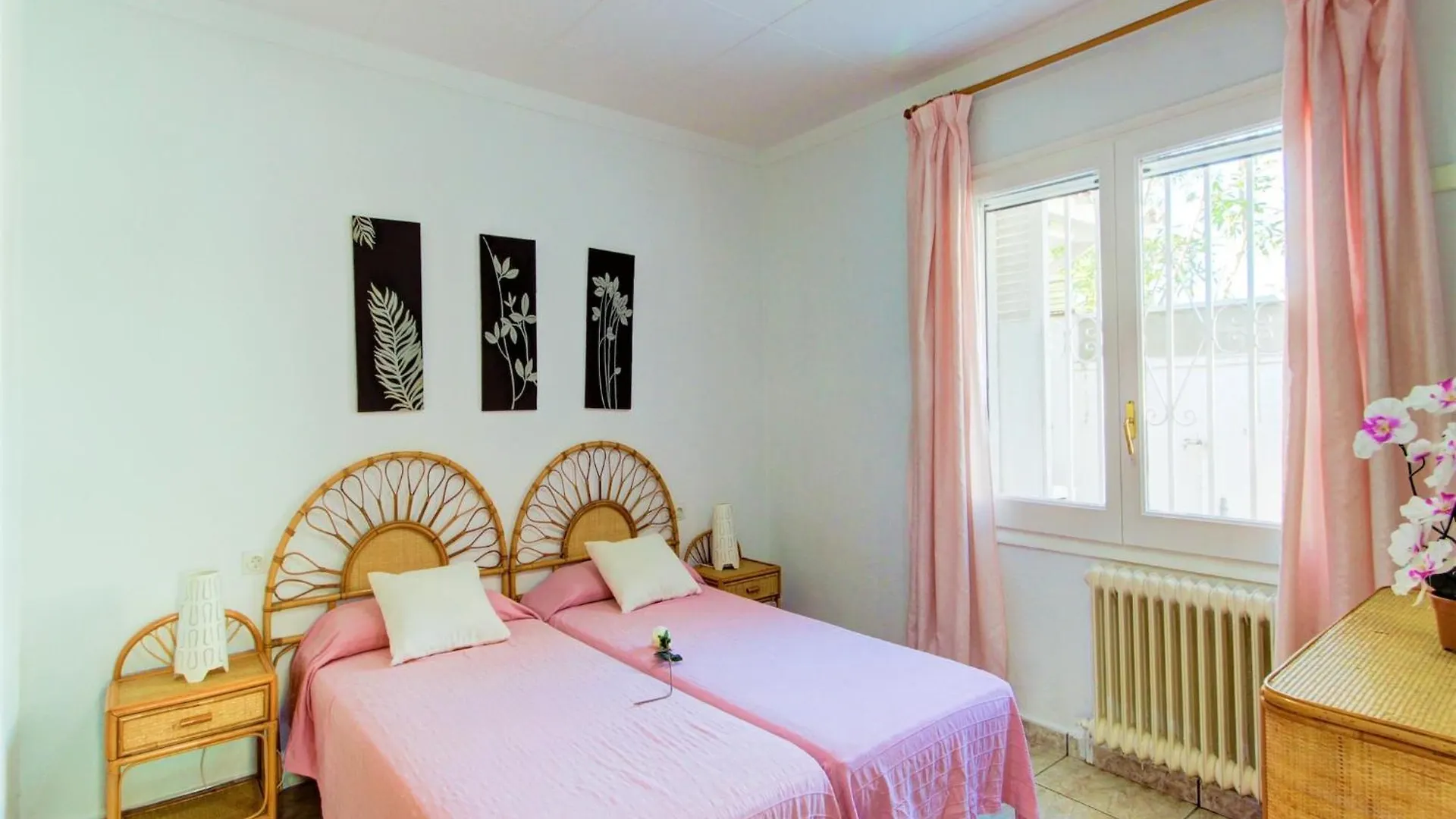 Tranquil Holiday Home With Pool Empuriabrava 0*,